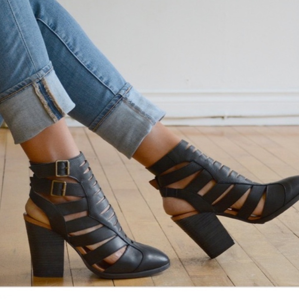 Free People shoe boots. cushion insole. 3 1/2” heel. SZ 38 runs small fits a 7